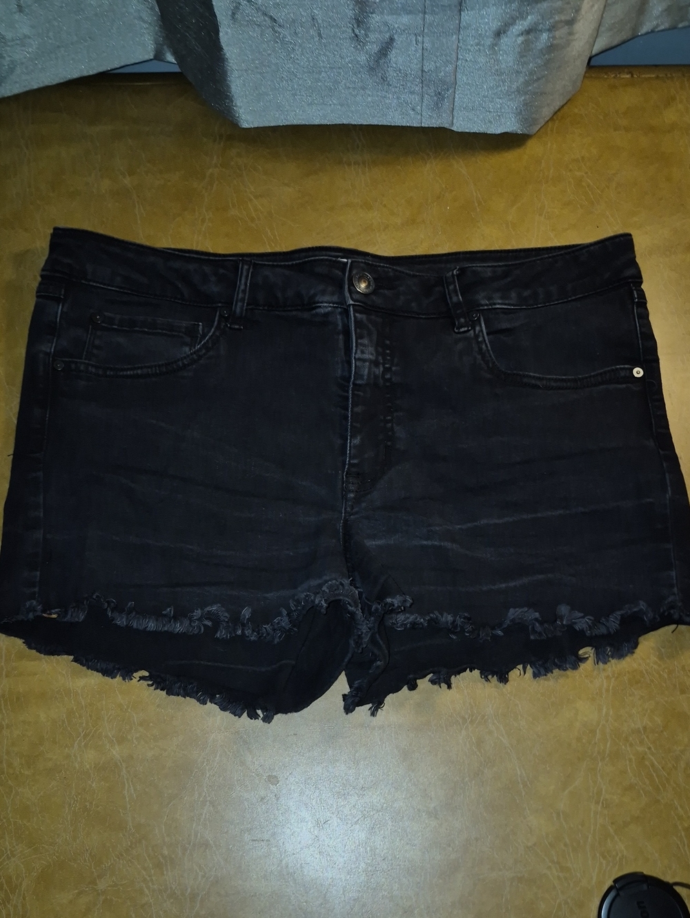 Womens BOOTLEGGER Black Frayed Hem Denim Shorts..size W34